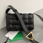 보테가 (징) 카세트 중형 쿠션백 블랙 717506