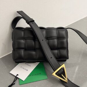 보테가 (징) 카세트 중형 쿠션백 블랙 717506