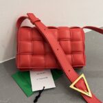 보테가 (징) 카세트 중형 쿠션백 레드 717506