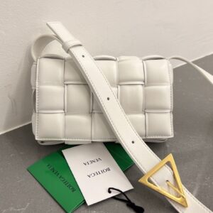 보테가 (징) 카세트 중형 쿠션백 화이트 717506