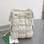 보테가 (징) 물통 주름 디자인 백 화이트 717187