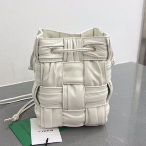 보테가 (징) 물통 주름 디자인 백 화이트 717187