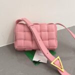 보테가 (징) 카세트 중형 핑크 패딩 백 717506