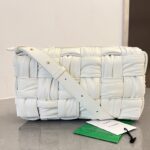 보테가 (징) 엘레강스 주름 가죽 숄더백 화이트 717090