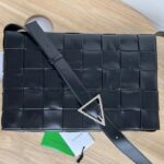 보테가 (징) 카세트 삼각扣 오일 왁스 소가죽 숄더백 블랙 691407