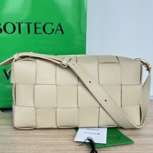 보테가 (징) 브릭 카세트 양가죽 숄더백 베이지 715655