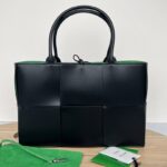 보테가 (징) 아르코 토트백 블랙 690175