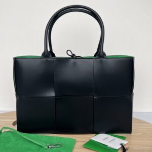 보테가 (징) 아르코 토트백 블랙 690175