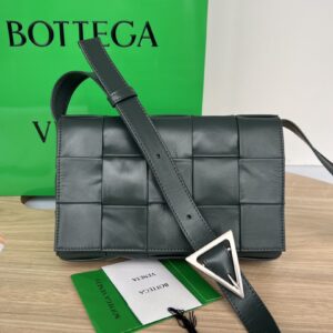 보테가 (징) 카세트 삼각扣 오일 왁스 소가죽 숄더백 그레이 667298