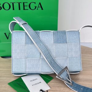 보테가 (징) 카세트 미디움 데님 블루 소가죽 크로스백 708768