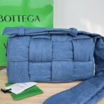 보테가 (징) 편직 데님 숄더백 블루 628951