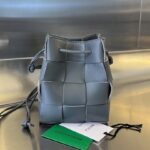 보테가 (징) 대형 양가죽 물통백 그레이 680218