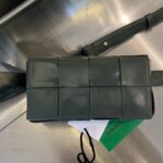 보테가 (징) 더 벨트 카세트 그린 유광 소가죽 백