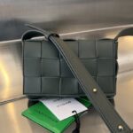 보테가 (징) 카세트 미니 그린 양가죽 크로스백 730848