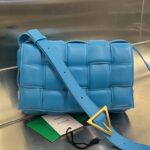 보테가 (징) 카세트 백 미디움 블루 70094