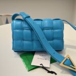 보테가 (징) 카세트 중형 쿠션백 하늘색 717506