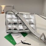 보테가 (징) 카세트 중형 쿠션 백 실버 717506