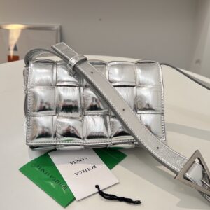 보테가 (징) 카세트 중형 쿠션 백 실버 717506