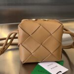 보테가 (징) 카세트 카메라백 클래식 양가죽 편직 소프트 베이지 701915