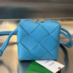 보테가 (징) 카세트 카메라백 클래식 양가죽 편직 소프트 블루 701915