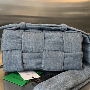 보테가 (징) 편직 데님 숄더백 블루 628951