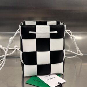 보테가 (징) 대형 콤비 물통백 블랙 화이트 680218