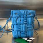 보테가베네타 (징) 물통 주름형 블루 소가죽 백 717187