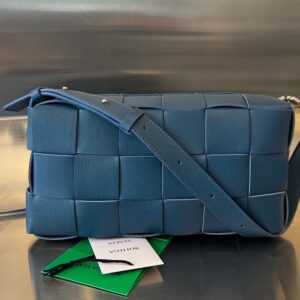 보테가 (징) 브릭 카세트 양가죽 숄더백 블루 715655