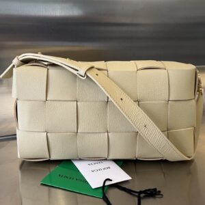 보테가 (징) 브릭 카세트 양가죽 숄더백 아이보리 715655