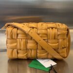 보테가 (징) 웨이스트백 주름 디자인 오일 왁스 소가죽 백 브라운 717090