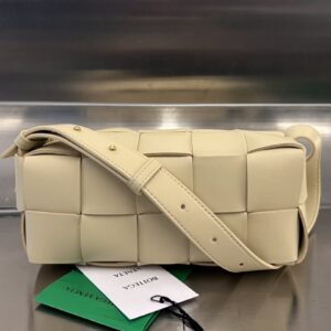 보테가 (징) 브릭 카세트 숄더백 아이보리 729166