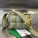 보테가 (징) 패디드 카세트 미니 크로스백 그린 716648