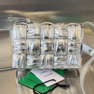 보테가 (징) 카세트 미니 실버 가죽 백 736253