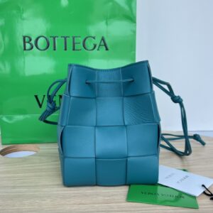 보테가 (징) 대형 양가죽 물통백 그린 680218