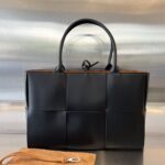 보테가 (징) 토트백 대형 블랙 690175