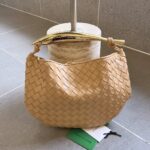 보테가 (징) 사르딘 반달형 핸드백 베이지 716082