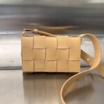 보테가 (징) 카세트 미니 크로스백 베이지 730848