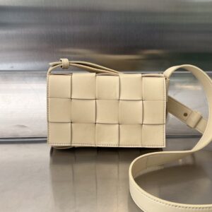 보테가 (징) 카세트 미니 크로스백 아이보리 730848