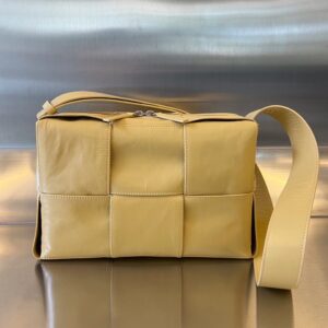 보테가 (징) 남성 카메라백 미니멀한 디자인 아이보리 731165