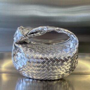 보테가 (징) 조디 중형 실버 양가죽 백 690225