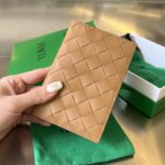 보테가 베네타 (징) 클래식 패스포트 홀더 소가죽 베이지 607482