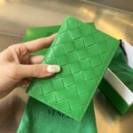 보테가 (징) 클래식 패스포트 홀더 그린 607482