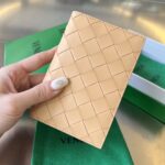 보테가 베네타 (징) 클래식 패스포트 홀더 소가죽 베이지 607482