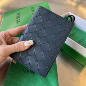 보테가 베네타 (징) 클래식 패스포트 케이스 소가죽 네이비 607482