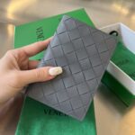 보테가 (징) 클래식 패스포트 홀더 그레이 607482