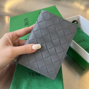 보테가 (징) 클래식 패스포트 홀더 그레이 607482