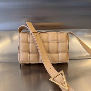 보테가 (징) 카세트 중형 필로우백 베이지 717506