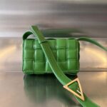 보테가 (징) 카세트 중형 필로우백 그린 717506