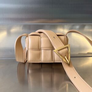 보테가 (징) 패디드 카세트 미니 핑크 소가죽 백 716648