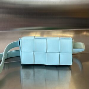 보테가 (징) 더 벨트 카세트 라이트 블루 양가죽 미니백 639367